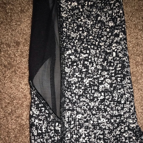Black and white patterned lululemon leggings - Picture 3 of 5
